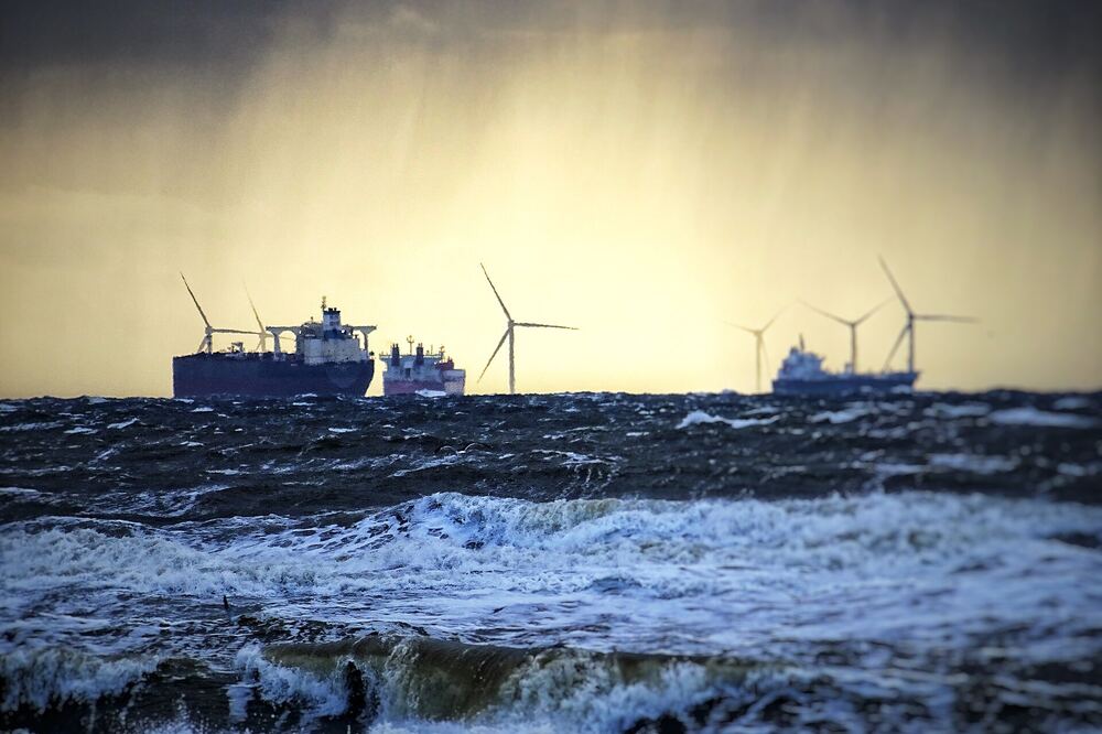 Branding en windmolens op zee voor de kust van Katwijk aan Zee