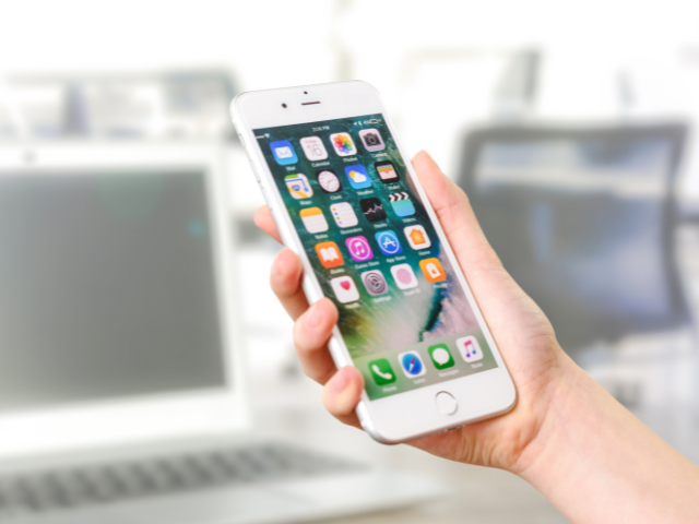 Hoe werkt een mobiele telefoon: Android of iPhone — muziek in Katwijk